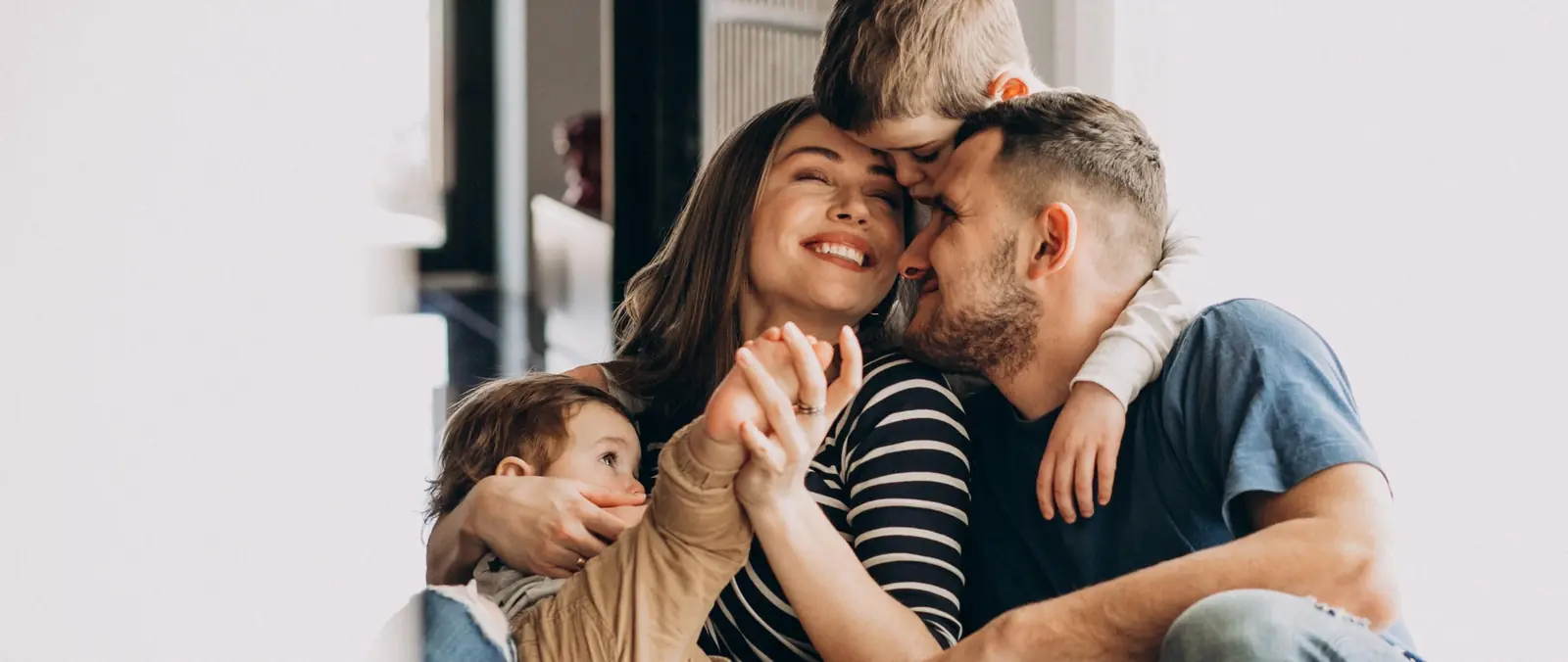 Famille souriante dans son salon