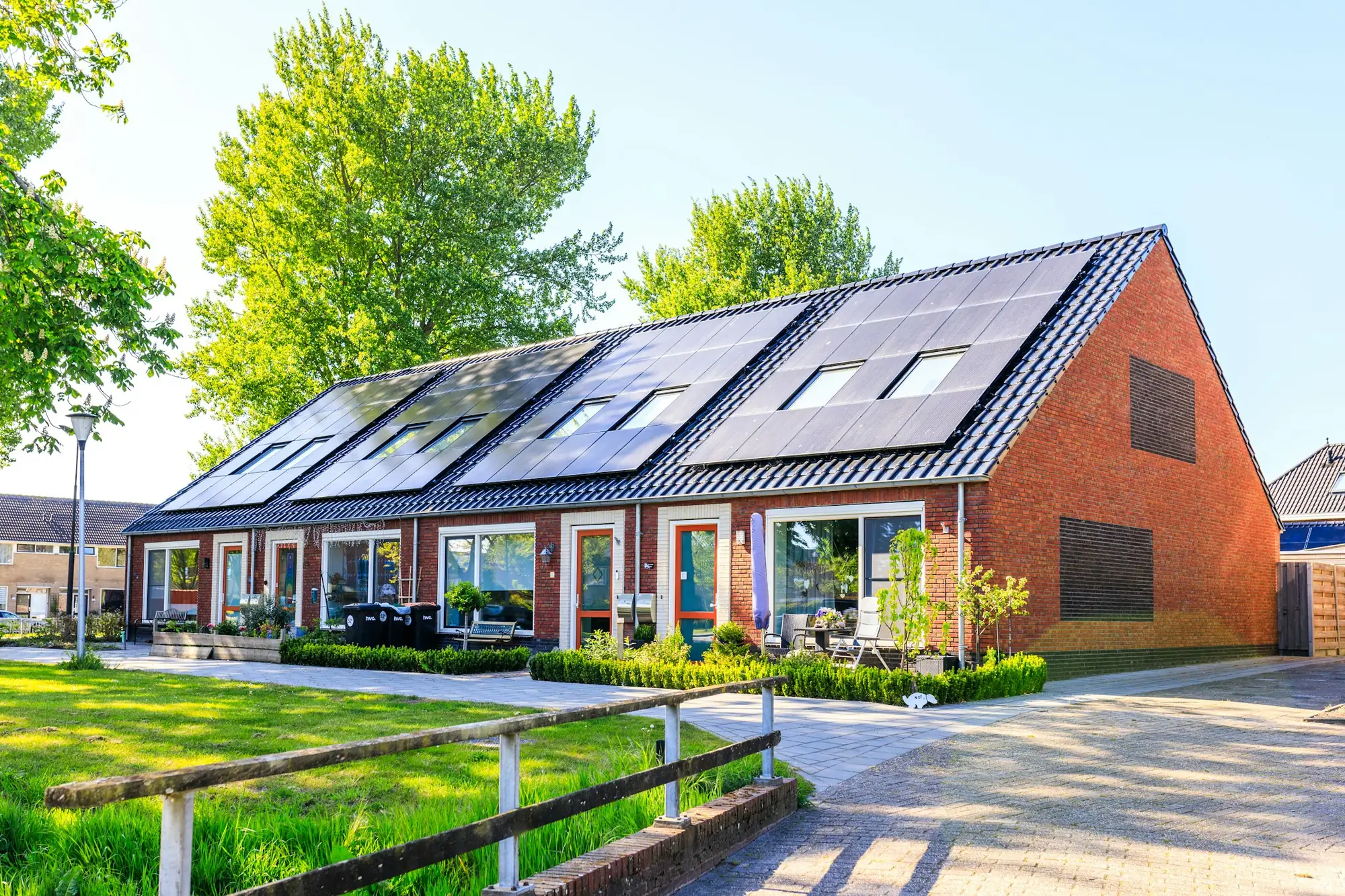 Maisons en brique équipées de panneaux solaires
